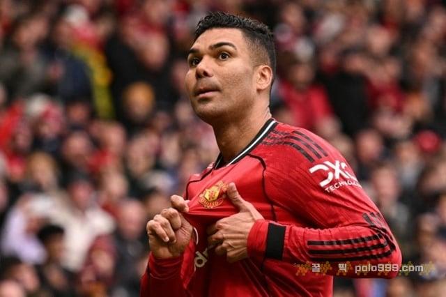 '결별→잔류 입장 급선회' 맨유 수뇌부, 7골 '회춘' 카세미루 붙잡기 위해 새 제안 검토中..'팬들의 연호가 통했다'
