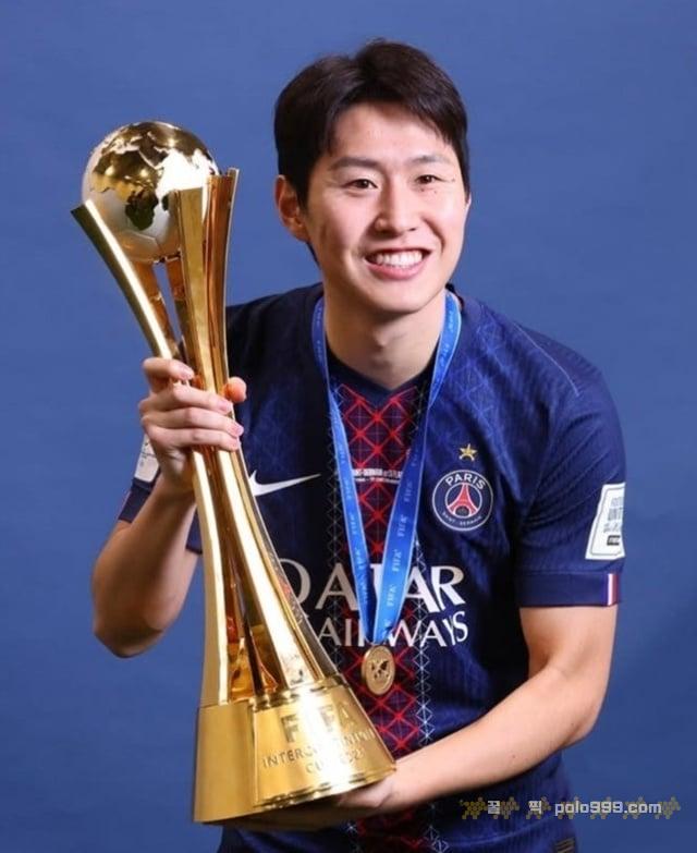 이강인 아틀레티코로 도망가야...엔리케 감독, PSG와 2030년까지 장기 재계약 예정 이강인 아틀레티코로 도망가야...엔리케 감독, PSG와 2030년까지 장기 재계약 예정